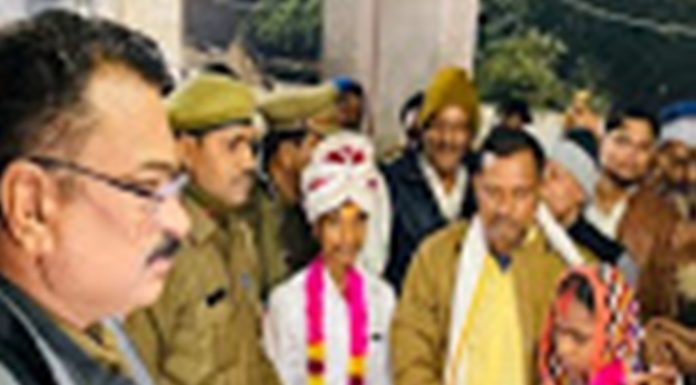 महोबा : घर से भागे प्रेमी युगल , थाने में दूल्हे ने भरी मांग