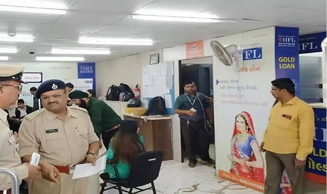 दिनदहाड़े 10 करोड़ का सोना लूट ले गए बदमाश