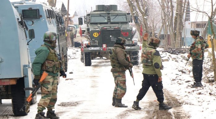 जम्मू-कश्मीर : पुलवामा में 3 आतंकी ढेर, 2 आतंकियों को कार में ले जा रहा पुलिस अफसर गिरफ्तार