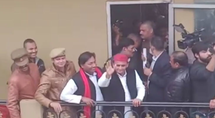 CCA Protest : अखिलेश ने हिंसा में मारे गए तीन युवक के परिजनों को सौंपे 5 -5 लाख रूपये के चेक