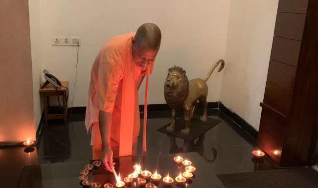 रोशनी के बीच सभी ने लिया कोरोना को हराने का संकल्प, सीएम योगी ने भी जलाये दीये