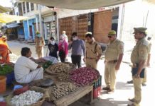 ग्राहक बनकर पहुंचीं महिला कांस्टेबल, दुकानदारों ने मांगी माफी