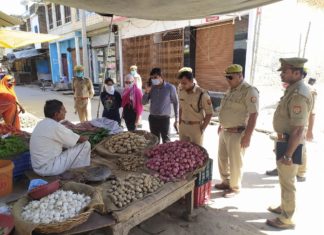 ग्राहक बनकर पहुंचीं महिला कांस्टेबल, दुकानदारों ने मांगी माफी
