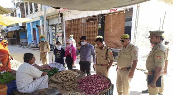 ग्राहक बनकर पहुंचीं महिला कांस्टेबल, दुकानदारों ने मांगी माफी