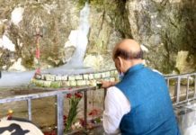 रक्षा मंत्री राजनाथ सिंह ने LOC दौरे के दौरान अमरनाथ गुफा में किए बाबा बर्फानी के दर्शन