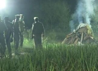 हाथरस गैंगरेप: पुलिस ने ही शव जला दिया, लाश घर नहीं ले जाने दी