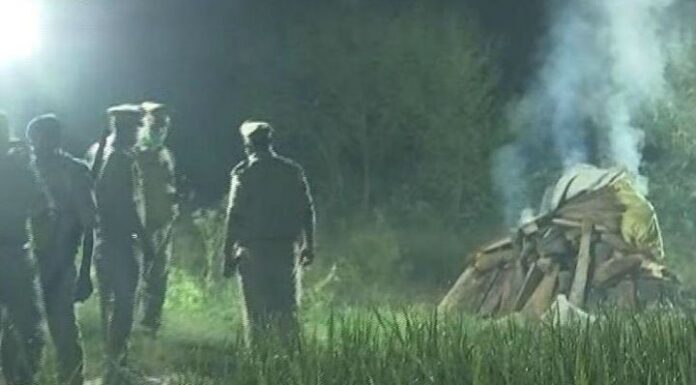 हाथरस गैंगरेप: पुलिस ने ही शव जला दिया, लाश घर नहीं ले जाने दी