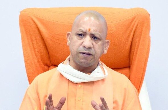 महिलाओं से जुड़े अपराधों के मामलों में अधिकारी तत्काल सख्त करें कार्रवाई : योगी