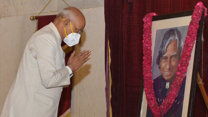 राष्ट्रपति ने पूर्व राष्ट्रपति डॉ एपीजे अब्दुल कलाम की 89वीं जयंती पर दी श्रद्धांजलि