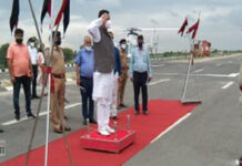 योगी लगे हैं VIP कल्चर खत्म करने में, और मंत्री ले रहे कारपेट पर गॉर्ड ऑफ ऑनर