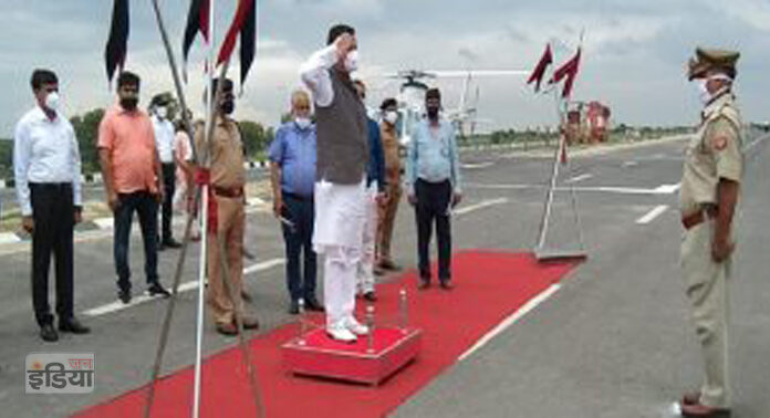 योगी लगे हैं VIP कल्चर खत्म करने में, और मंत्री ले रहे कारपेट पर गॉर्ड ऑफ ऑनर