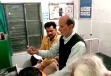 महोबा : यहां डॉक्टर नहीं बल्कि सफाई कर्मी मरीजों को इंजेक्शन लगा कर रहे इलाज ?