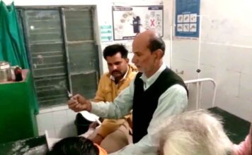 महोबा : यहां डॉक्टर नहीं बल्कि सफाई कर्मी मरीजों को इंजेक्शन लगा कर रहे इलाज ?