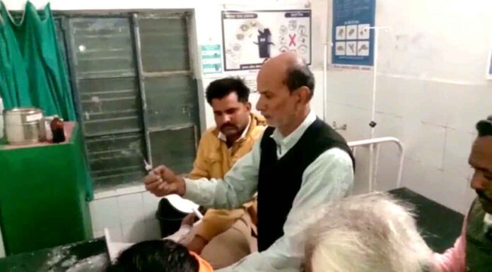 महोबा : यहां डॉक्टर नहीं बल्कि सफाई कर्मी मरीजों को इंजेक्शन लगा कर रहे इलाज ?