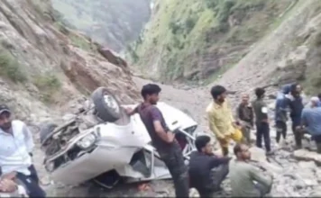 जम्मूकश्मीर के किश्तवाड़ में हुआ भयंकर हादसा, जिसमें एक खाई में गिरी कार, चार लोगों की हुई मौत…