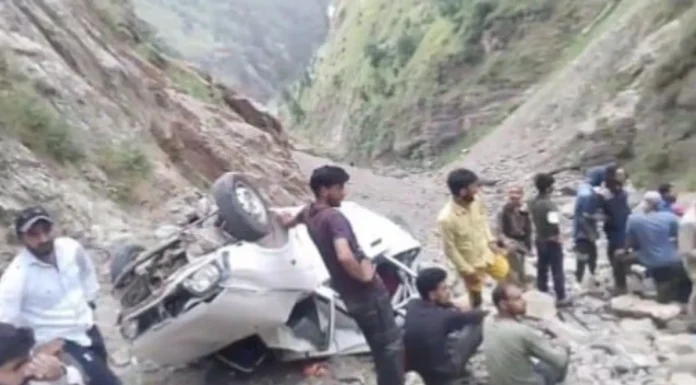 जम्मूकश्मीर के किश्तवाड़ में हुआ भयंकर हादसा, जिसमें एक खाई में गिरी कार, चार लोगों की हुई मौत…