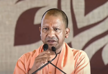 योगी सरकार ने अयोध्या गैंगरेप पीड़िता को आर्थिक मदद दी, और विधायक ने स्वयं जाकर उसे चेक सौंपा।