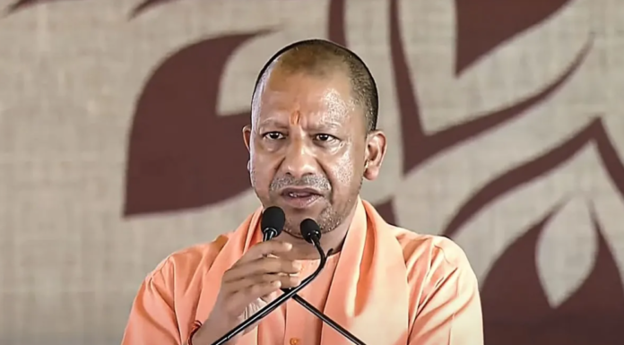 योगी सरकार ने अयोध्या गैंगरेप पीड़िता को आर्थिक मदद दी, और विधायक ने स्वयं जाकर उसे चेक सौंपा।