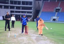 सीएम योगी ने इकाना स्टेडियम में की बल्लेबाजी,बोले- खेल हमें सम-विषम परिस्थिति से लड़ने की प्रेरणा देता है