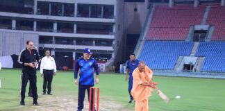 सीएम योगी ने इकाना स्टेडियम में की बल्लेबाजी,बोले- खेल हमें सम-विषम परिस्थिति से लड़ने की प्रेरणा देता है