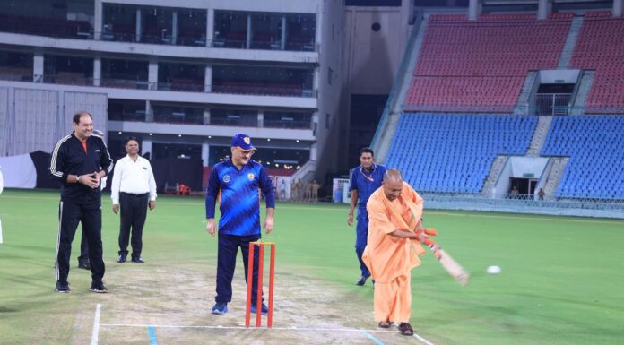 सीएम योगी ने इकाना स्टेडियम में की बल्लेबाजी,बोले- खेल हमें सम-विषम परिस्थिति से लड़ने की प्रेरणा देता है